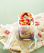 Nudelsalat mit Treviso, Tomaten und Parmesan zum Mitnehmen in Lunchbox