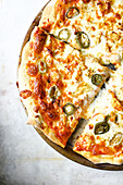 Pizza mit Schinken, Peperoni und Käse