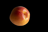 Abricot sur fond noir avec focus stacking. Apricot on a black background with focus stacking.