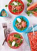 Rucolasalat mit Wassermelonengranita, Schinken und Frischkäsenocken