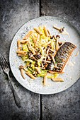 Grilled salmon with penne with mushrooms and leeks