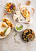 Pitabrot, geschmolzener Ofenkäse, Gemüse und Buletten mit Oliven