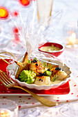 Jakobsmuscheln mit Gemüse und Kaviar en Papilotte (Weihnachten)