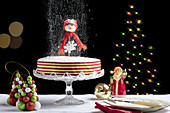 Weihnachtlich dekorierte Christmas Cake auf Kuchenständer (England)