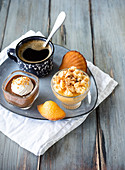 Schoko-Cappuccino-Creme und Mini-Apfelcrumble mit Madeleine zur Tasse Kaffee
