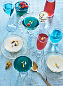 Verschiedenfarbige Geleespeisen in Schälchen und Gläsern auf Tisch
