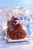 Schokoladen Yule Log mit Johannisbeeren (Weihnachten)
