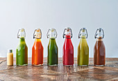 Verschiedene Obst- und Gemüse-Detox-Säfte in Flaschen