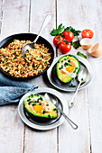 Überbackene gefüllte Avocado mit Ei und Garnelen dazu Taboulé
