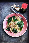 Wholemeal spaghettis with spinach