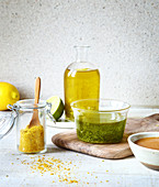 Zitronenpulver, Avocado-Spirulina-Vinaigrette, würzige Sesamsauce und Zitrusöl