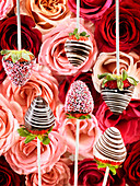 Schokolierte Erdbeeren am Stiel zum Valentinstag