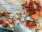 Stillleben mit Pfirsichen, Tomaten und rosa Knoblauch