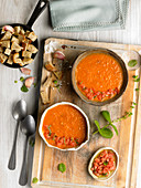 Tomaten-Knoblauch-Suppe mit Croûtons