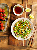 Salat mit Tintenfisch, Zuckerschoten, Lauch und Süßkartoffeln (Asien)