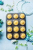 Zitronen-Muffins im Muffinblech
