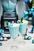 Blauer Cocktail fürs Weihnachtsfest