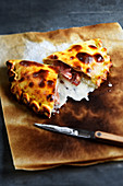 Pizza Calzone mit Gorgonzola und Serranoschinken