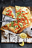 Pizza mit Zitronencreme, Zucchini und geräuchertem Wildlachs