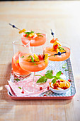 Fruchtiger Mocktail mit Orangensaft, Erdbeersirup, Zimtsirup und Zitruslimonade