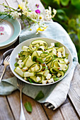 Salat mit Zucchini-Tagliatelle, Feta, Pinienkernen und Minze