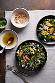 Gelbe-Bete-Salat mit Spinat, Petersilie, Feta und Haselnüssen