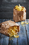 Klassische Kartoffelchips in Papiertüten