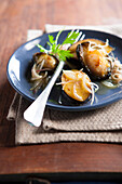 Abalone mit kandierten Zwiebeln