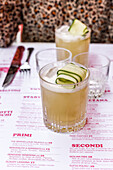 Cocktail mit Gurke und Zitrone