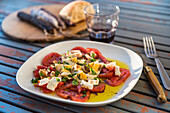 Tomatensalat mit hartgekochten Eiern und Feta