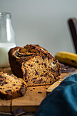 Banana Bread mit Schokolade - gestapelte Scheiben
