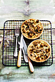 Mini quiches with curry chicken and onions
