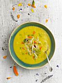 Cream of fennel soup with turmeric, leeks, potatoes and onions