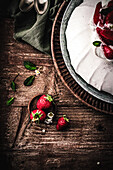 Erdbeeren und Pavlova mit Erdbeeren