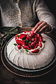 Pavlova mit Erdbeeren