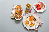 Frühstück mit Tee, Pancakes, Honig und Früchtekuchen