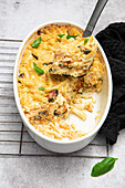 Macaroni and cheese with salmon and mussels