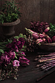 Stillleben mit violettem Gemüse und lila Blumen