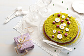 Frühlingshafter Kuchen mit Pistazien und Himbeeren