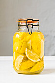 Fermentierte Zitronen im Einmachglas