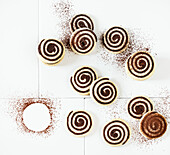 Biskuitroulade mit Schokolade, in Stücke geschnitten