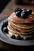 Stapel Pancakes mit Blaubeeren (Close Up)
