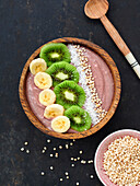 Acai-Bowl mit Banane, Kiwi, Kokos und gepufftem Quinoa