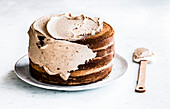 Gravity Cake zubereiten: Torte mit Creme einstreichen