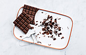 Schokoladen-Schichtkuchen zubereiten: Schokoladenspäne herstellen