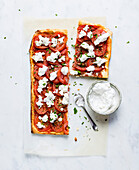 Pizza vom Blech mit Tomaten und Ricotta