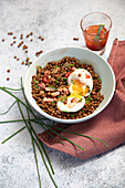 Lukewarm lentil salad with waxy egg and a tomato vinaigrette