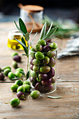 Frisch geerntete Oliven in Glasgefäß