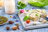 Vegane Käseplatte und Karaffe mit Pflanzenmilch