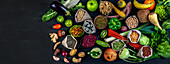 Stillleben mit Obst, Gemüse, Hülsenfrüchten und Nudeln für die vegane Ernährung